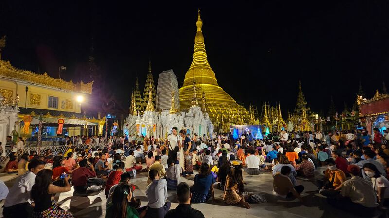 ရန်ကုန်မြို့ရှိ ရွှေတိဂုံစေတီတော်ကို လာရောက်ဖူးမြော်သူများအား ၂၀၂၃ ခုနှစ်၊ အောက်တိုဘာလ ၂၉ ရက် (သီတင်းကျွတ်လပြည့်နေ့ည) တွင် တွေ့ရစဉ်။ (Photo: RFA)