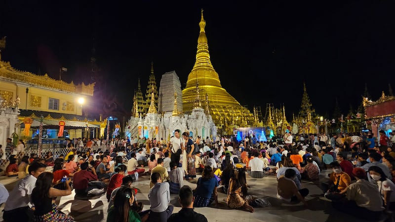 ရန်ကုန်မြို့ရှိ ရွှေတိဂုံစေတီတော်ကို လာရောက်ဖူးမြော်သူများအား ၂၀၂၃ ခုနှစ်၊ အောက်တိုဘာလ ၂၉ ရက် (သီတင်းကျွတ်လပြည့်နေ့ည) တွင် တွေ့ရစဉ်။ (Photo: RFA)