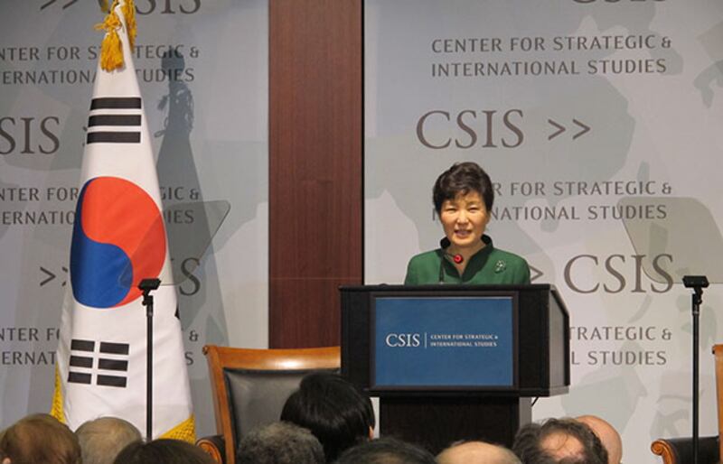 박근혜 대통령이 15일 미국 워싱턴의 정책연구소 전략국제문제연구소(CSIS)에서 한미동맹에 관해 강연하고 있다. 
