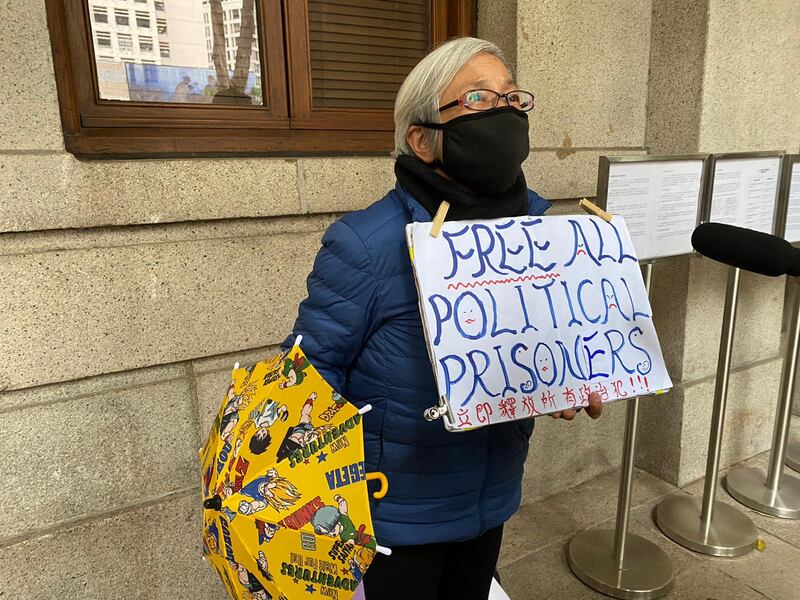 王婆婆到場聲援。（劉少風 攝）