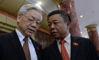 Tổng thư ký ĐCS VN, ông Nguyễn Phú Trọng (T) và ông Võ Kim Cự, Chủ tịch UBND tỉnh Hà Tĩnh, trước phiên khai mạc kỳ họp Quốc hội tại Hà Nội vào ngày 20 tháng 5 năm 2014. AFP photo