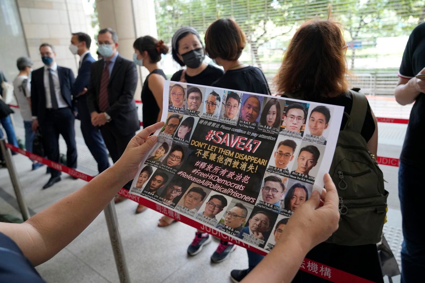 2021年7月8日，支持者在香港法院外声援 47 名民主派人士。（美联社）