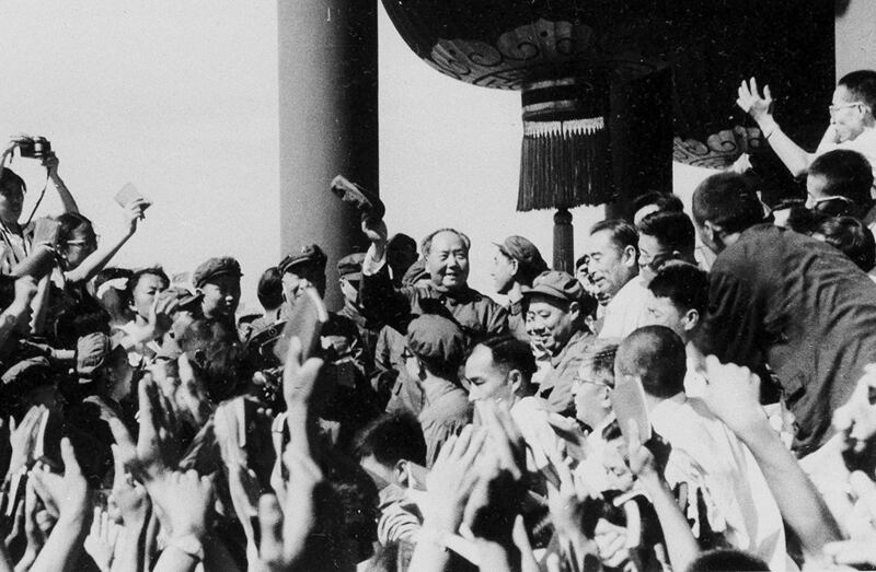 1966年8月1日，中国领导人毛泽东发动文化大革命重新夺权之后，在北京接见来自全国的革命教师与学生。(美联社资料图片)