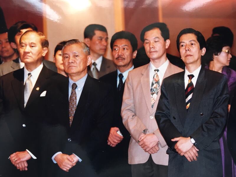 2000年,台灣首度政黨輪替,由民進黨執政,香港組團來台,由前行政院長唐飛(前排左2)接見;右2為當時商界代表梁振英,右1為林健煉。(受訪者提供)