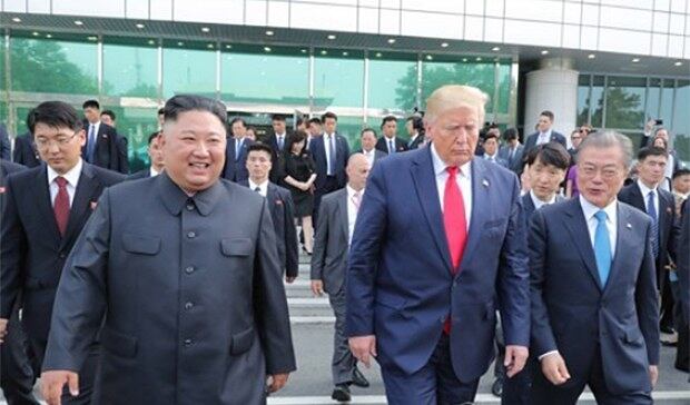 문재인 대통령과 김정은 북한 국무위원장, 도널드 트럼프 미국 대통령이 지난달 30일 판문점 남측 자유의 집에서 나오며 얘기를 나누고 있다.