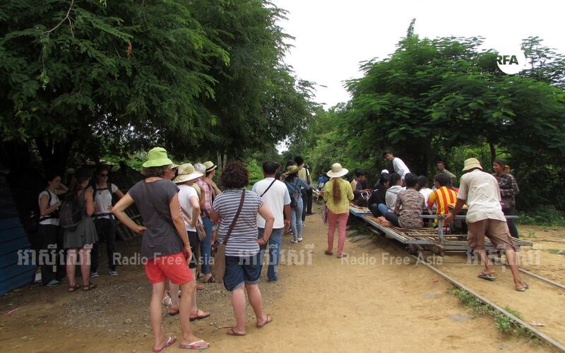 ភ្ញៀវ​ទេសចរ​ធ្វើ​ដំណើរ​កម្សាន្ត​ដោយ​ឡូរី​នៅ​ភូមិ​អូរដំបង ឃុំ​អូរដំបង២ ស្រុក​សង្កែ ខេត្ត​បាត់ដំបង នៅ​ថ្ងៃ​ទី​៦ ខែ​សីហា ឆ្នាំ​២០១៧។ 