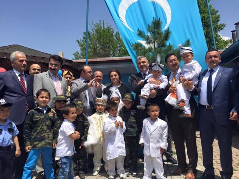 تۈركىيەدىكى مۇساپىر ئۇيغۇرلارنىڭ پەرزەنتلىرىگە ئوپچە خەتمە