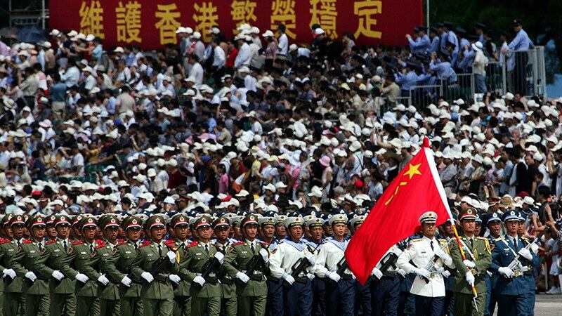 资料图片：解放军驻港部队阅兵式（美联社）
