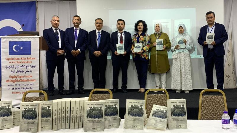 «100 جازا لاگېرى گۇۋاھلىقى» ناملىق كىتابنىڭ تارقىتىش مۇراسىمىدىن كۆرۈنۈش. 2022-يىلى 18-سېنتەبىر، تۈركىيە.