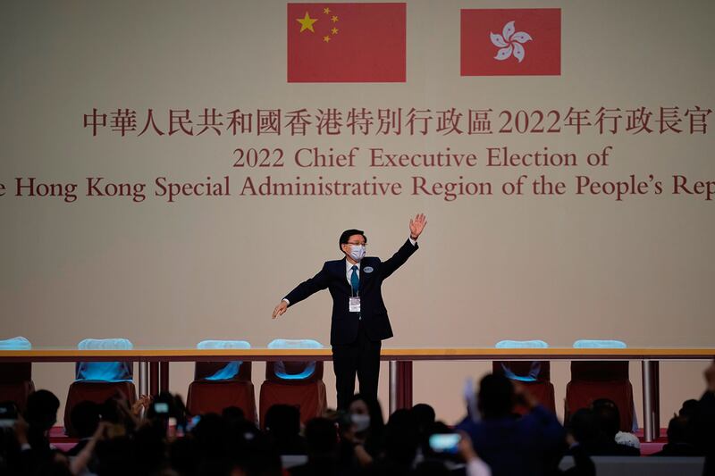 2022年5月8日，香港特區政府前二號官員、香港最高職位的唯一候選人李家超，在香港特首選舉中獲勝後慶祝。（美聯社資料圖片）