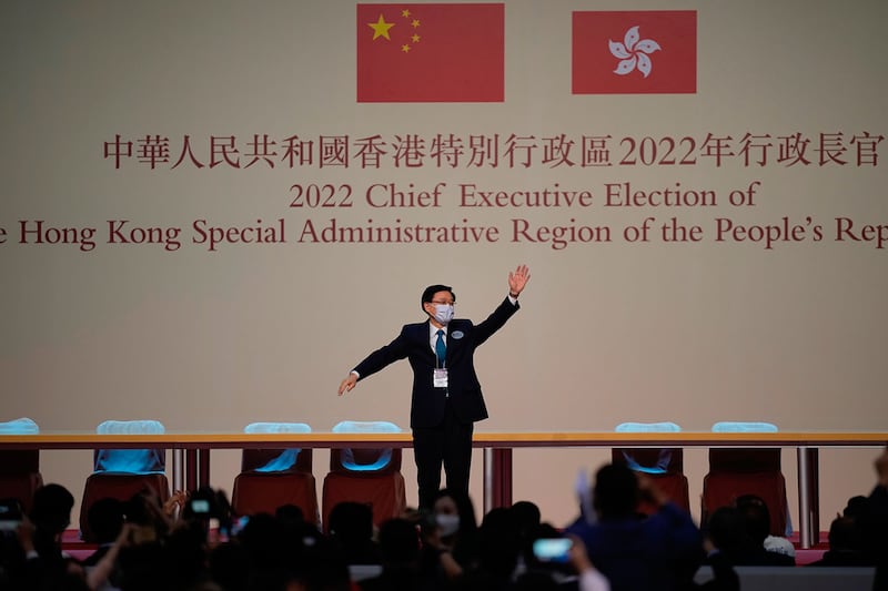 2022年5月8日,香港特區政府前二號官員、香港最高職位的唯一候選人李家超,在香港特首選舉中獲勝後慶祝。(美聯社資料圖片)