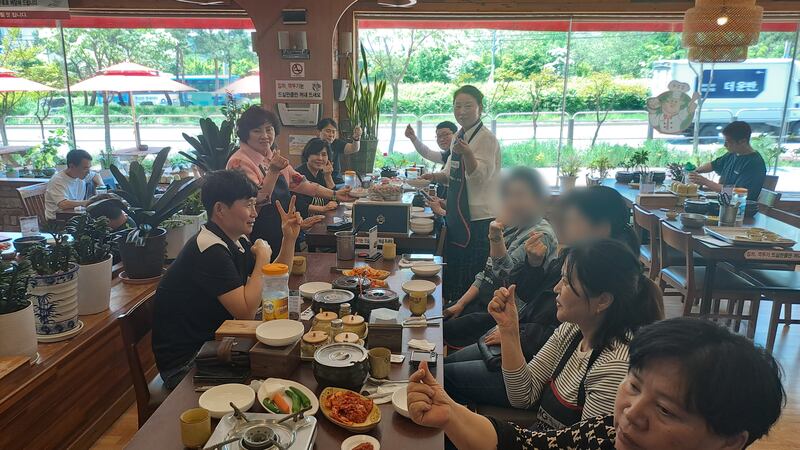 학마을에 사는 탈북민들이 모여 어버이날을 축하하고 있다.