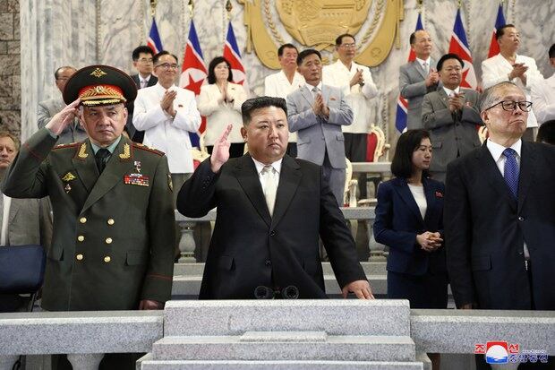 북한이 '전승절'(6ㆍ25전쟁 정전협정기념일) 70주년인 지난달 27일 저녁 평양 김일성광장에서 열병식을 개최했다고 조선중앙통신이 지난 28일 보도했다.