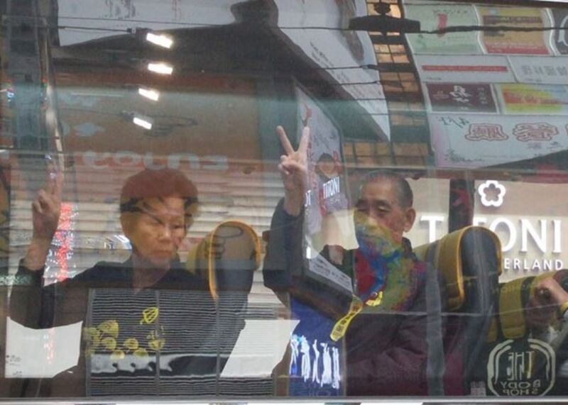 2014年12月15日，在銅鑼灣佔領區被捕的人被帶上警車後送到北角警署。（粵語部林靜攝）