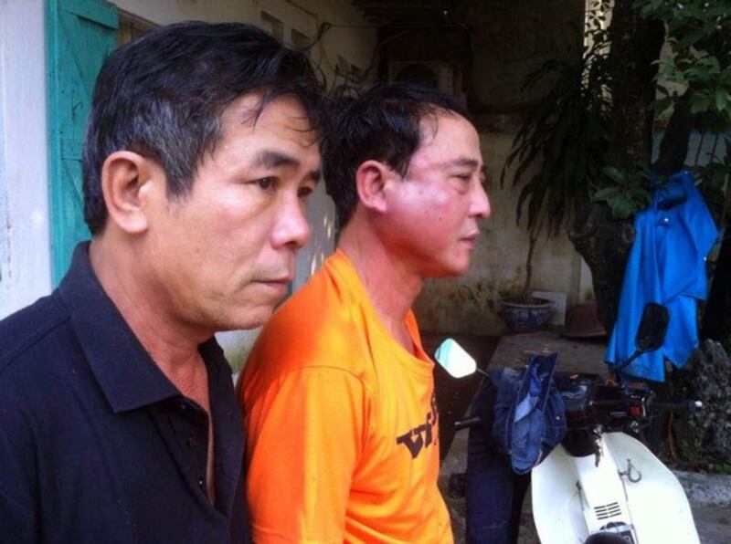 Anh Nguyễn Thanh Hà (trái) và Lại Tiến Sơn sau khi bị côn đồ hành hung hôm 18/03/2015.