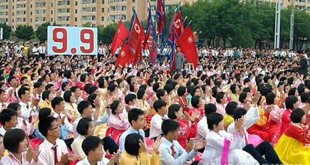 북한 정권 65주년인 지난 2013년 북한 주민들이 평양 당창건기념탑광장에서 열린 청년중앙예술선전대 공연을 보고 있다.