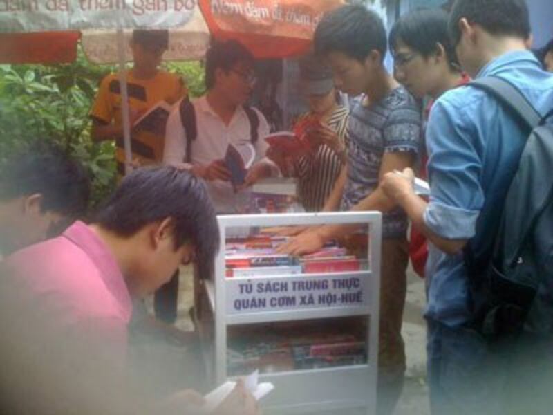 Tủ sách tại Quán cơm xã hội Huế.