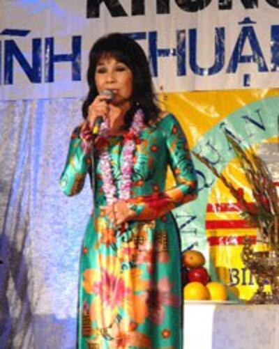 Ca sĩ Phương Hồng Quế chụp tháng 7/2012. Photo by Ðỗ Dzũng/Người Việt