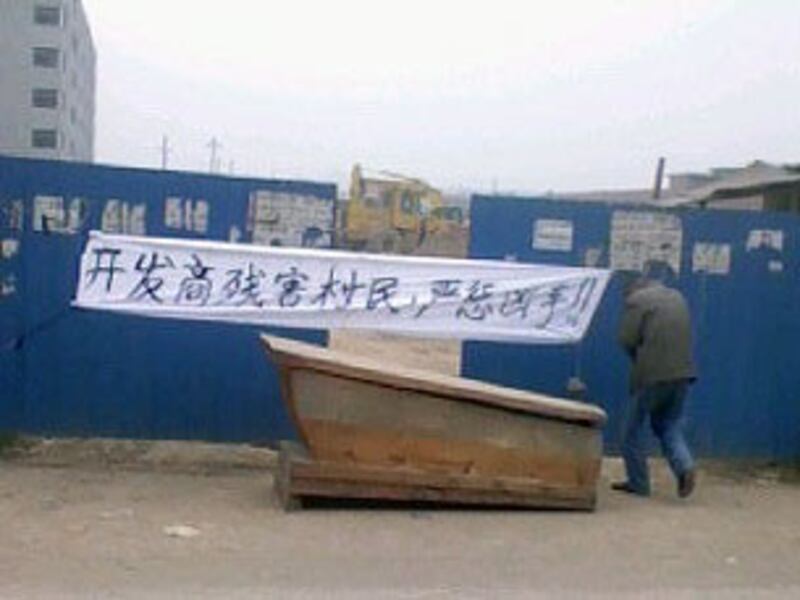 喬寶山因上訪舉報開發商疑遭人買兇砍死，家屬將空棺放在工地旁，抗議開發商殘殺村民。（相片由喬寶山兒子提供）