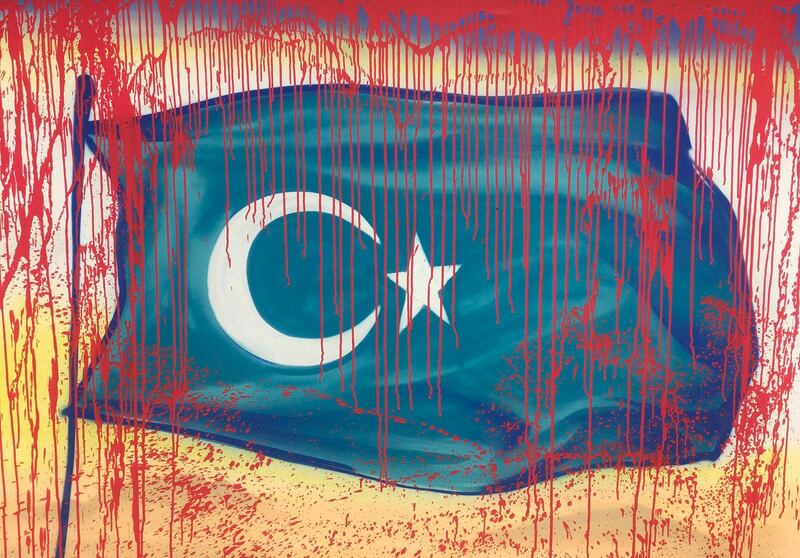 ئىستانبۇلدا ئۆتكۈزۈلگەن «ئىرقىي قىرغىنچىلىقنى دەرھال توختات»، «ئۇيغۇرلار ئۈچۈن ئويغان» ناملاردىكى نامايىشتا ئىشلىتىلگەن شەرقىي تۈركىستاننىڭ قانغا بويالغان بايرىقى. 2022-يىلى 31-ئىيۇل، تۈركىيە.