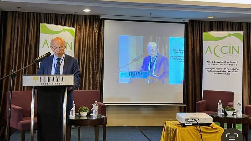 مالايسىيانىڭ كۇئالالۇمپۇر شەھىرىدە ئۆتكۈزۈلگەن «ئوتتۇرا ئاسىيا ۋە جەنۇبىي ئاسىيا دۆلەتلىرىدە ئىنسان بىخەتەرلىكىنى كۆزدىن كۆچۈرۈش» تېمىسىدىكى يىغىندا ئۇيغۇر كىشىلىك ھوقۇق قۇرۇلۇشى دىرېكتورى ئۆمەر قانات سۆزلەۋاتىدۇ. 2024-يىلى 1-دېكابىر، كۇئالالۇمپۇر