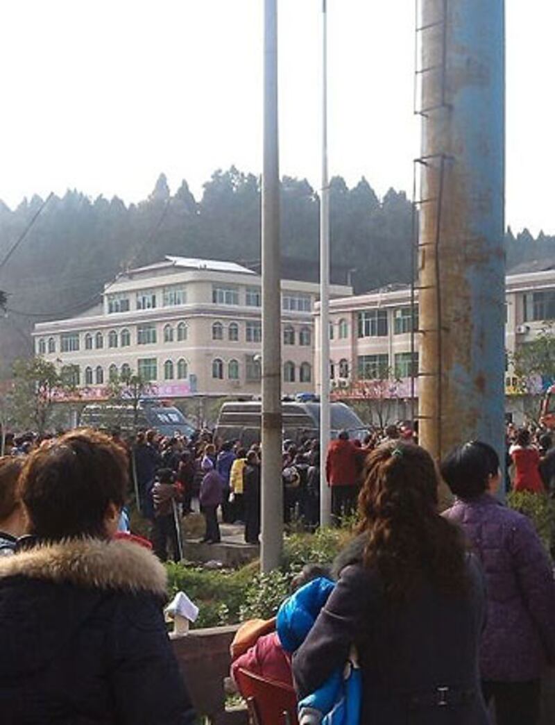 2013年2月26和27日, 四川南充市定水鎮發生死亡懸案,死者家屬疑公安調查不公,連續兩日堵塞國道喊冤,引發數千群眾參與堵路聲討。(網民提供)