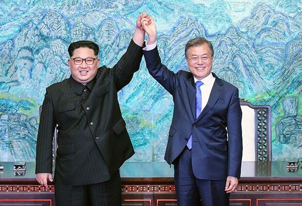 남북정상회담 공동 합의문에 서명한 후 문재인 대통령과 김정은 위원장이 손을 맞잡아 들고 있다.