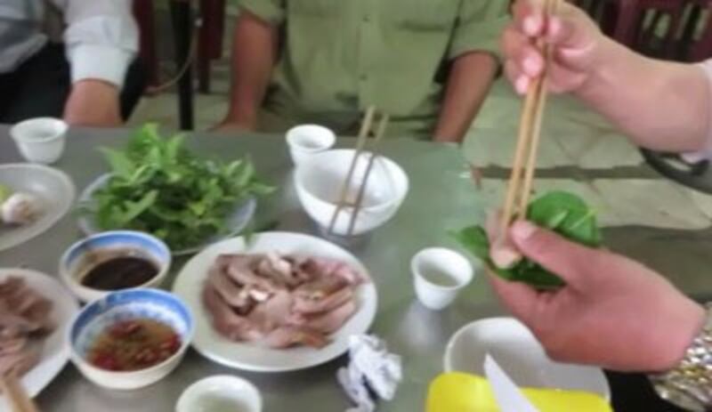 Một bàn ăn nhậu. RFA photo