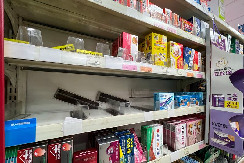 連鎖藥店貨架貼上每人限購兩盒，普拿疼仍然被搶購一空。（鍾廣政攝）
