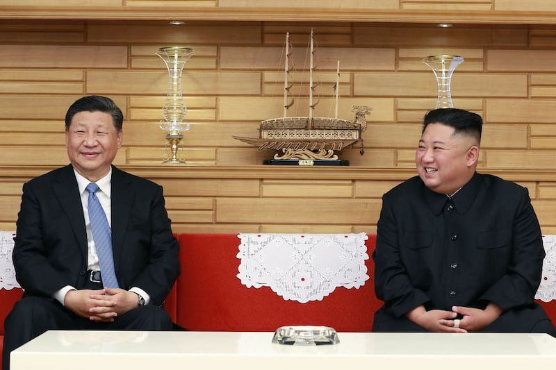 2019년 6월 20일, 평양에서 김정은 북한 국무위원장(오른쪽)이 시진핑 중국 국가주석과 회담하는 모습.