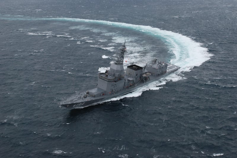 2023年夏天，海上自衛隊曾將電磁砲搭載到試驗艦「飛鳥號」（Asuka）上進行實驗。