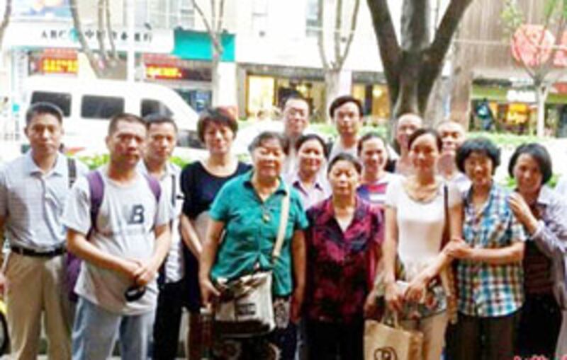 各地廿多名公民趕至法院聲援。 (照片來自博訊)