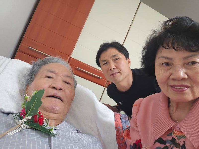 학마을 자조회의 회원들이 거동이 불편한 탈북민 노인의 집을 찾아 어버이날을 축하했다.