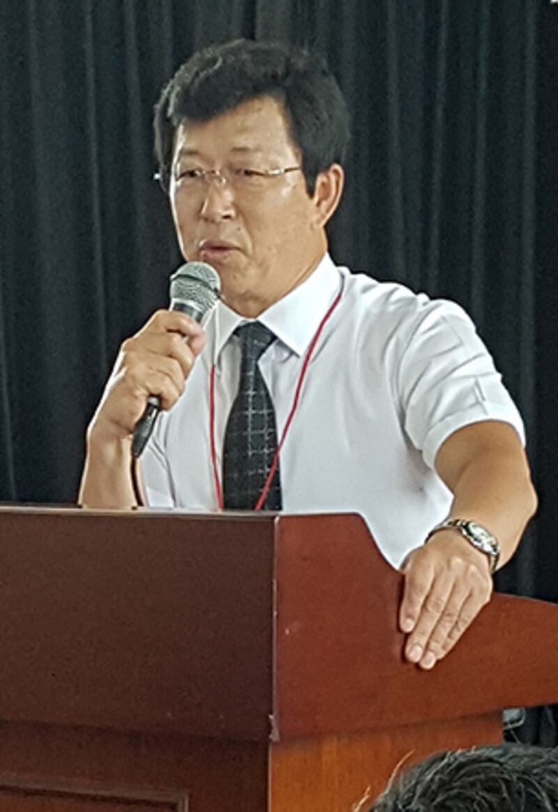 파주시 대성동 마을 견학시 마을 회관에서 소개 시간을 갖는 허광일 씨.