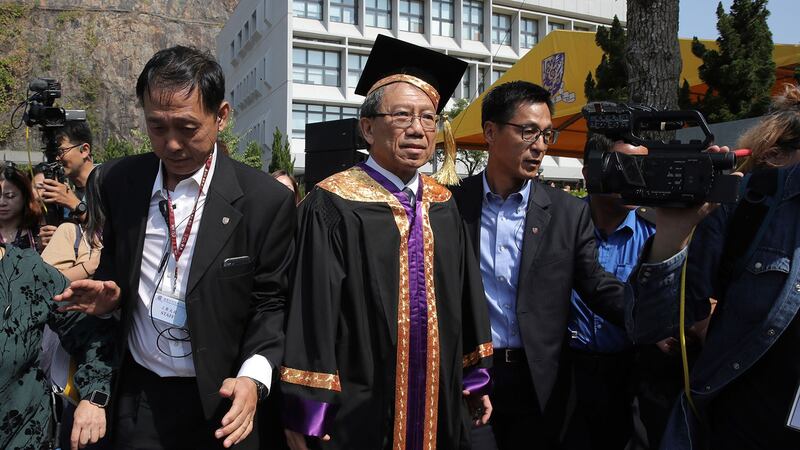 2019年11月7日，香港中文大学校香港中文大学校长段崇智参加毕业典礼后离开。（美联社）