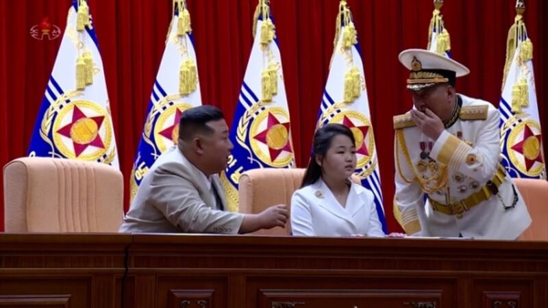 3.어색한 김주애.jpg