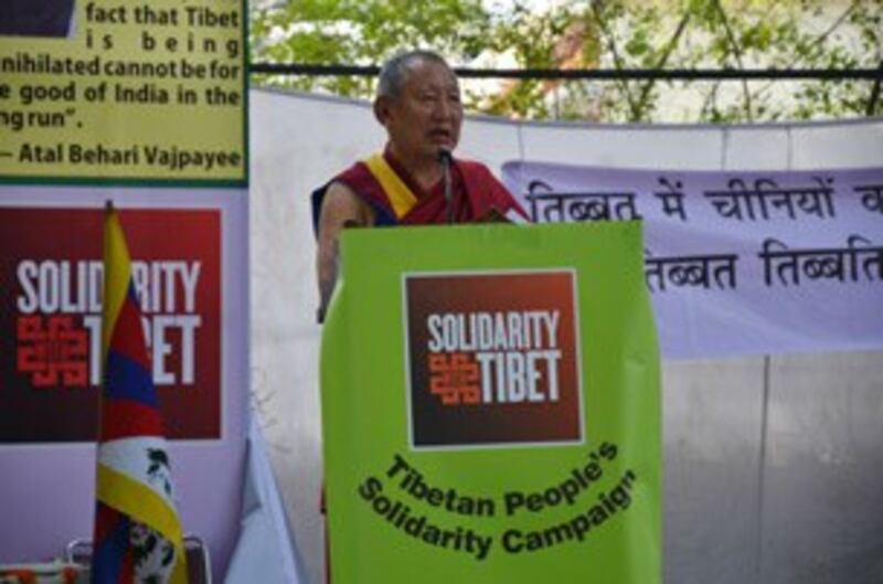 图片: 格尔登仁波切在绝食祈福会上发言。 (记者丹珍拍摄)