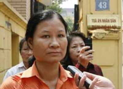 Bà Lý Thị Tuyết Mai trước tòa án xử Thầy giáo Vũ Văn Hùng hôm 07/10/2009. Photo courtesy of AnhBasgBlog.