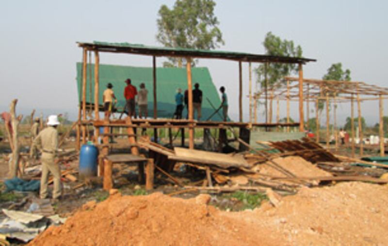 ផ្ទះ​អ្នក​ភូមិ នៅ​ភូមិ​១ សង្កាត់​ស្មាច់មានជ័យ ក្រុង​ខេមរភូមិន្ទ ខេត្ត​កោះកុង បន្ទាប់​ពី​រុះរើ កាល​ពី​ថ្ងៃ​ទី៦ ខែ​មីនា ឆ្នាំ​២០១៣។