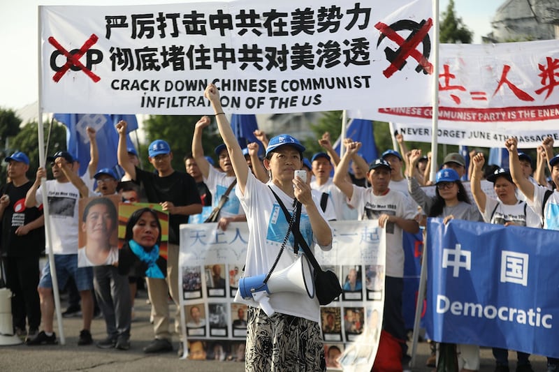 参与者在中国驻纽约总领事馆前高喊 “自由不死”、“暴政必亡” 等口号,对中共暴政发出 “不平之声”。(记者徐薇婷摄)