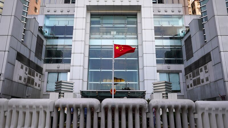 由于香港政府总部位于中环,而中联办大楼位于西环,港人惯于用“中环”和“西环”代表港府和中联办。(美联社)