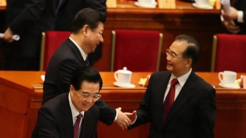 习近平和温家宝(右)握手。( Feng Li/Getty Images)