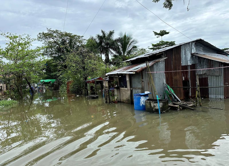 ဒဂုံမြို့သစ် (ဆိပ်ကမ်း) မြို့နယ်၊ အမှတ် ၆၁ ရပ်ကွက်တွင် ရေကြီးနစ်မြုပ်နေမှုအား ၂၀၂၄ ခုနှစ်၊ အောက်တိုဘာလ ၂၂ ရက်နေ့က တွေ့ရစဥ်။ (RFA Photo)