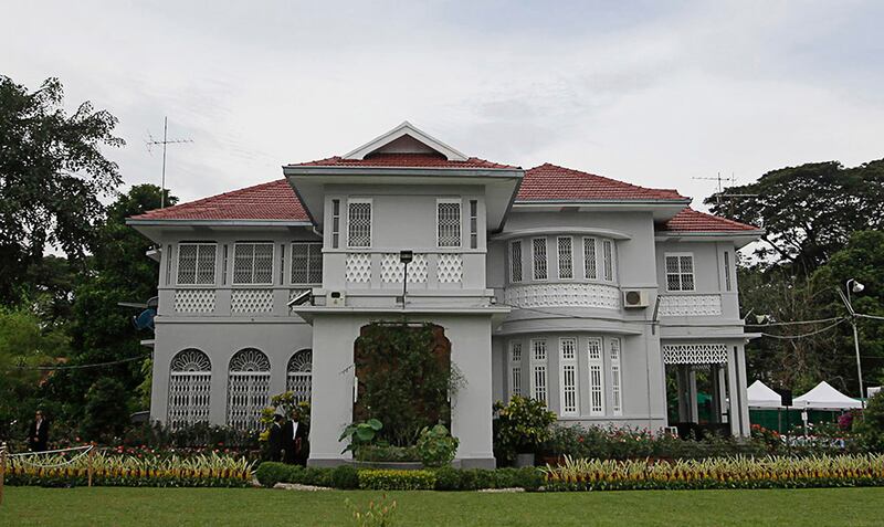 ရန်ကုန်မြို့ ဗဟန်းမြို့နယ် တက္ကသိုလ်ရိပ်သာလမ်း အမှတ် ၅၄ ရှိ ဒေါ်အောင်ဆန်းစုကြည့်၏ နေအိမ်အား ၂၀၁၂ ခုနှစ် နိုဝင်ဘာလ ၁၉ ရက်နေ့က တွေ့ရစဉ်။ (Photo: Reuters)