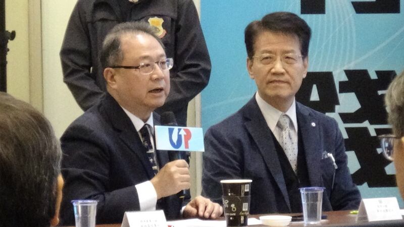 韩国瑜阵营国防政策组召集人黄介正(左)、两岸政策组召集人赵建民(右)。(记者夏小华摄)