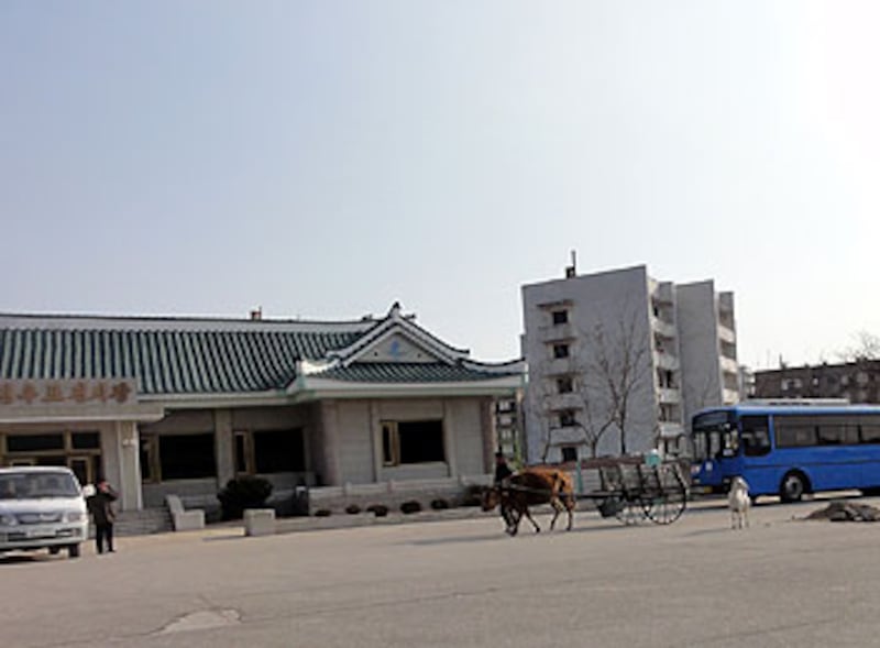 圖片3、6、9:記者繼續往南進發。朝鮮的開城特區,市區離南韓只有5公里,當地街頭氣氛表面大致平靜,實際上是外馳內張。在往南再過兩公里就是南韓的三八線緩衝區入口處,表面看不到任何軍事調動跡象,不過記者就在市區內,看見有工程隊正在攝氏零下12度的寒風中以原始的方式加固軍事設施,周圍有軍隊對他們進行監視。