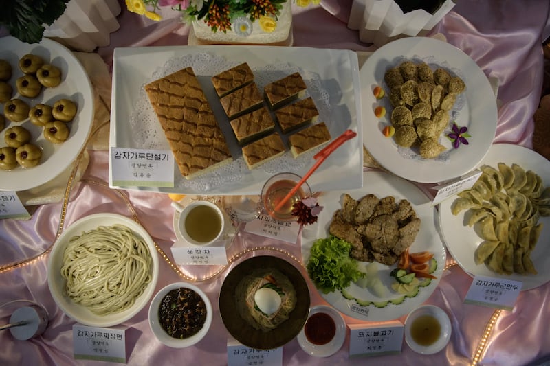 북한 전국요리경연대회에서 감자전분으로 만든 요리들이 전시되어 있는 모습.
