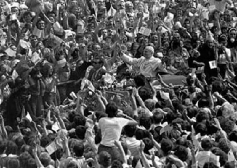 约翰·保罗二世于1979年以教皇身分首次造访波兰，获得上百万人欢迎。（维基百科）