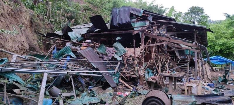လေကြောင်း တိုက်ခိုက်ခံရသည့် ထိုင်း-မြန်မာနယ်စပ်မှ ဒေါနိုးကူးဒုက္ခသည်စခန်းအား ၂၀၂၃ ခုနှစ် ဇူလိုင်လ ၁၂ ရက်နေ့က တွေ့ရစဉ်။( ဓာတ်ပုံ : ကရင်နီလူ့အခွင့်အရေးအဖွဲ့ )