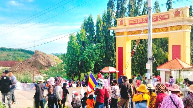 People in Koh Kong protest in front of the Appeal Court in Preah Sihanouk for the court to drop the charges on 03-10-2022.jpg